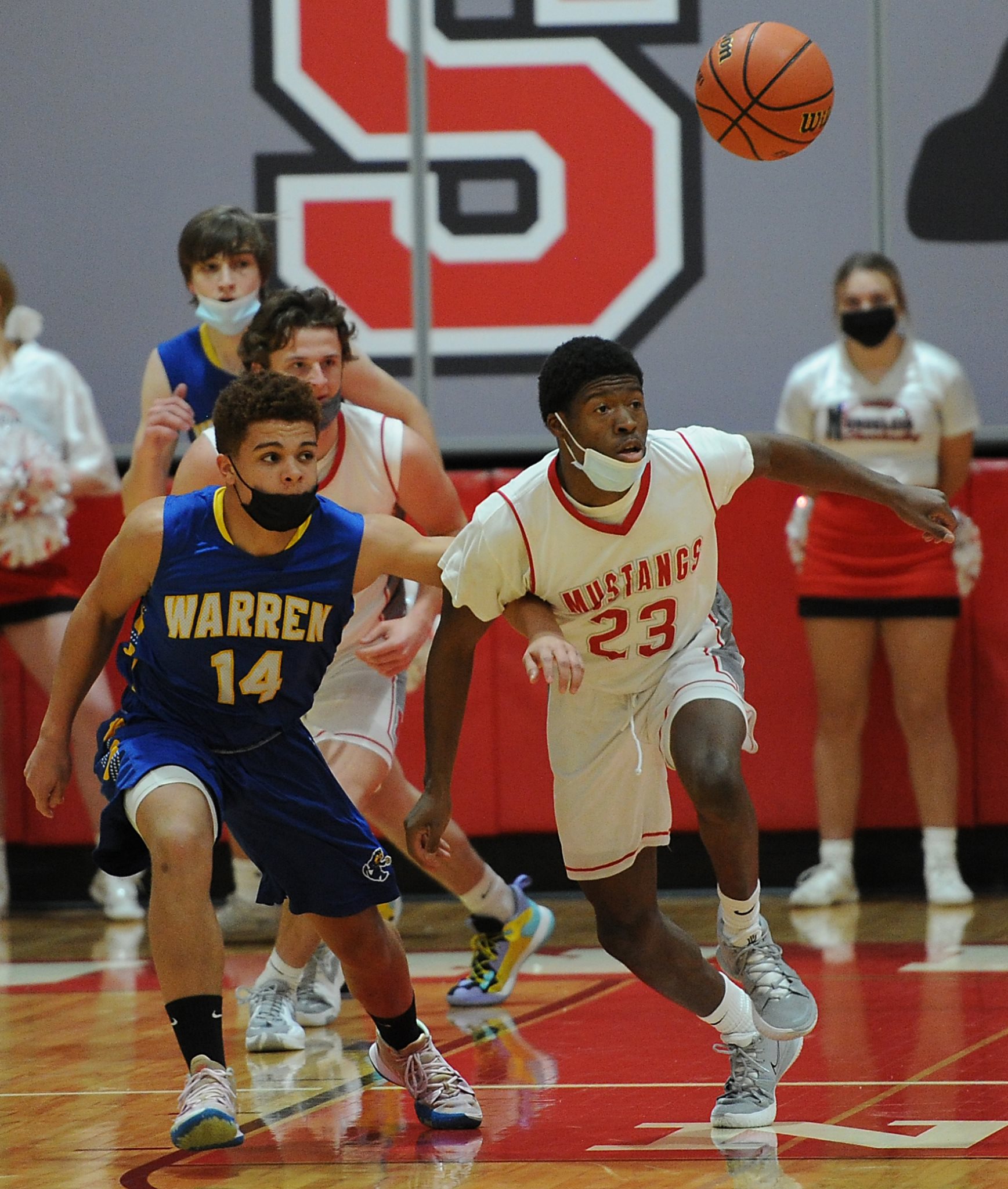 Warren’s road show continues with win at Mundelein Daily Herald